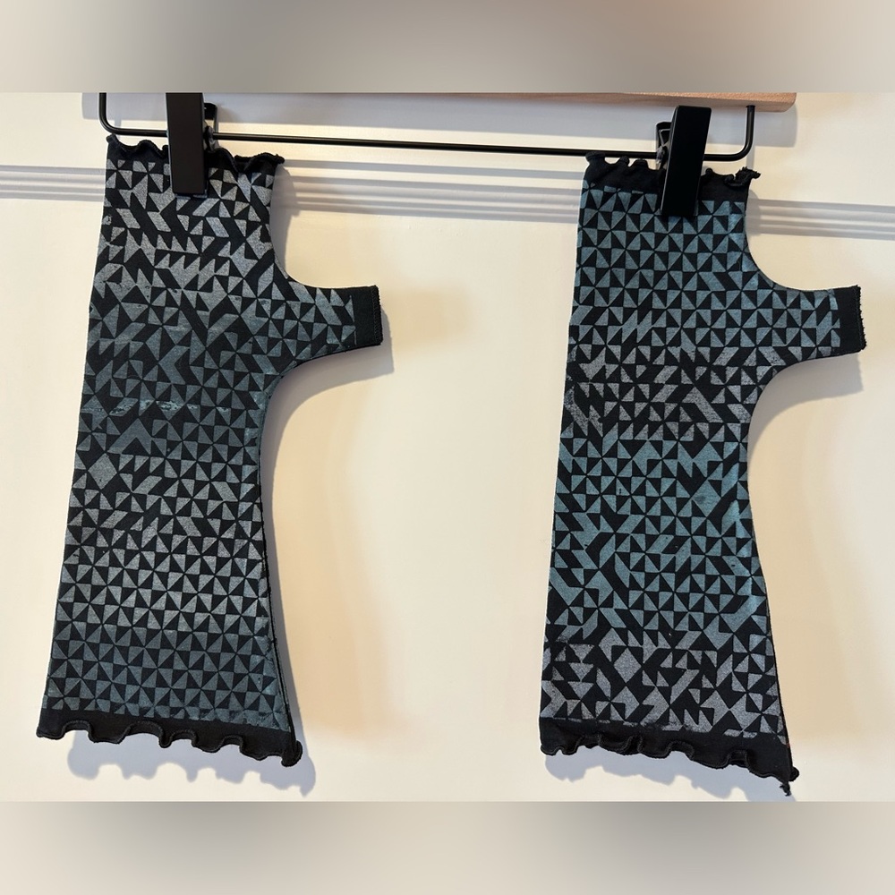 Blue Fish Fingerless Gloves - NEW! - Picture 1 of 5